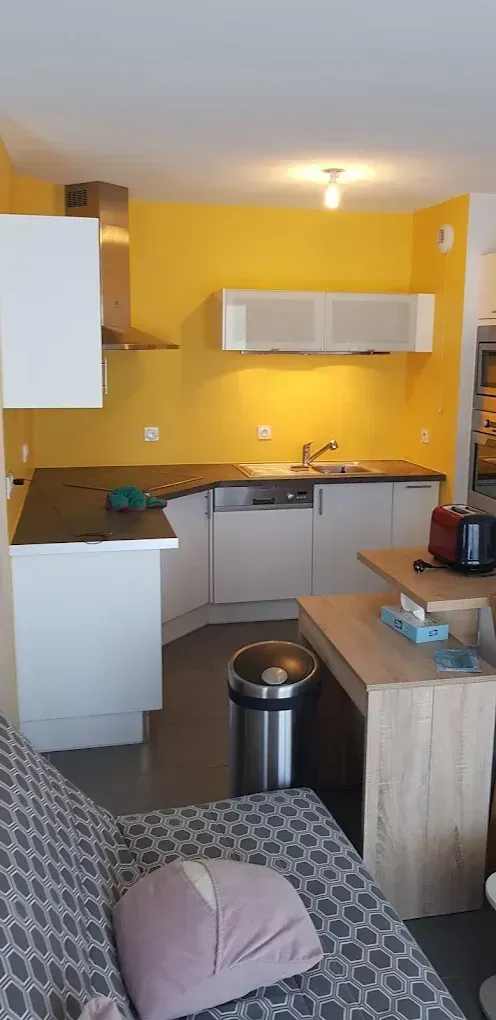 Cuisine moderne avec mur d’accent jaune vif et finitions nettes