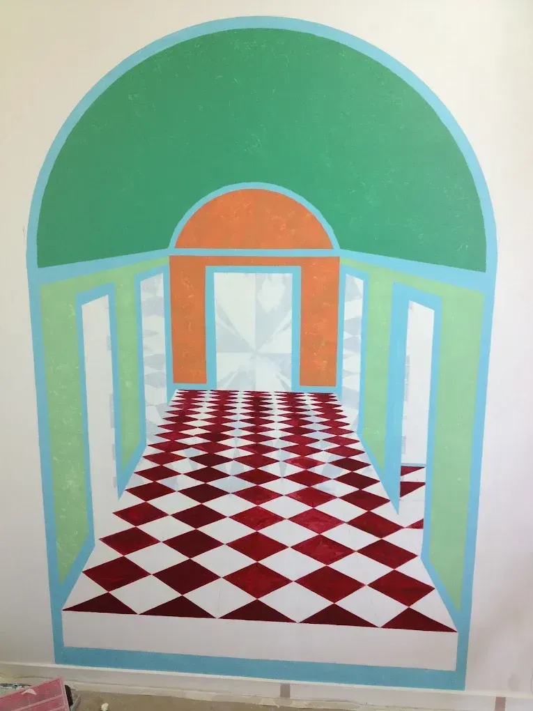 Décoration murale en trompe-l’œil avec perspective architecturale colorée